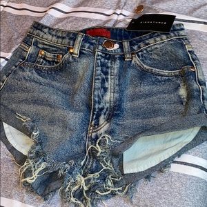 Windsor’s high-waist roll up hem denim shorts